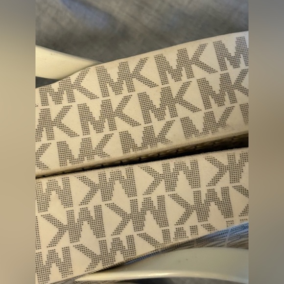 Pre Loved- LIKE NEW  Michael Kors logo flip-flops women’s size 10 Cream White - Picture 7 of 9